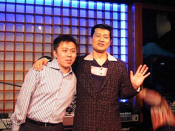 日本語で「ハートブレイクホテル」も歌ってくださいました。左はエルビス・プレスリーファンクラブの会長。エルビスに関する生き字引のような方です。