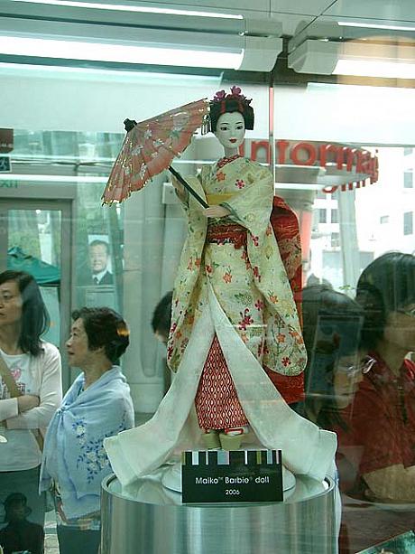 こちらは今年のコレクションから、MAIKO BARBIE（舞妓さんバービー）です。豪華ですね。