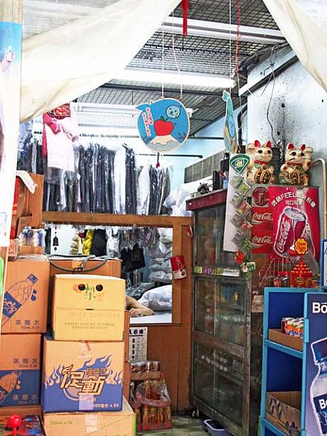 ソフトドリンクやアイスも売っていてUFOキャッチャーの機械もおいて子供たちもやってきます。一挙に香港ローカルになれてしまいそうなお洗濯体験はいかがですか？