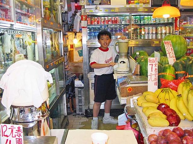 KIWIジュースを注文して、奥から出てきたのがこの店主！！20年早くありません？？なかなかサマになってますヨ、大将！！