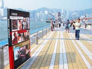 故・張國榮（Leslie Cheung）の50歳の誕生日（9月12日）記念イベントは24日まで開催しています。レスリーのファンのかた、もう行かれましたか？ -尖沙咀・星光大道（Avenue of Stars）より