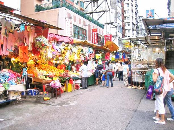 通路も広くて、取り扱い商品も幅広いのです。値札見えます？HK$10、HK$20、って街なかのショップより一桁少ないでしょ？