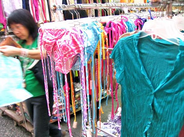 欧米や日本向けの量販アパレルのアウトレットが多いので、昼間にたっぷり時間をとっていく価値のあるところです、花園街は…。