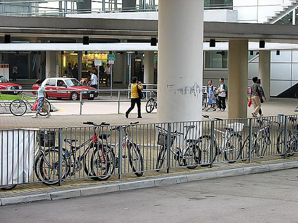 駅前に放置自転車があるのは、ちょっと日本的ですね。
