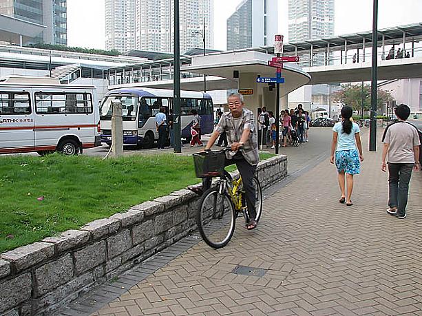 おじいちゃんだって、マウンテンバイクで颯爽と駆け抜けます。