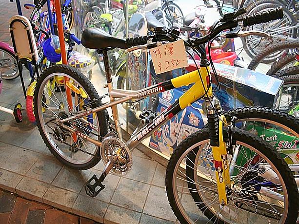 セール品とはいえ、マウンテンバイクが250香港ドル！　自転車が生活に密着している土地では、価格もお財布にやさしいんですねー！ 