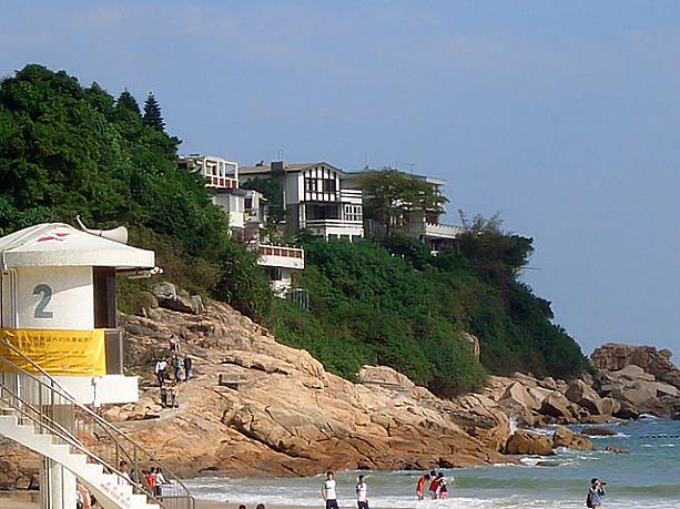 ビーチ右前方の崖の上には緑に囲まれたおしゃれな洋館が。