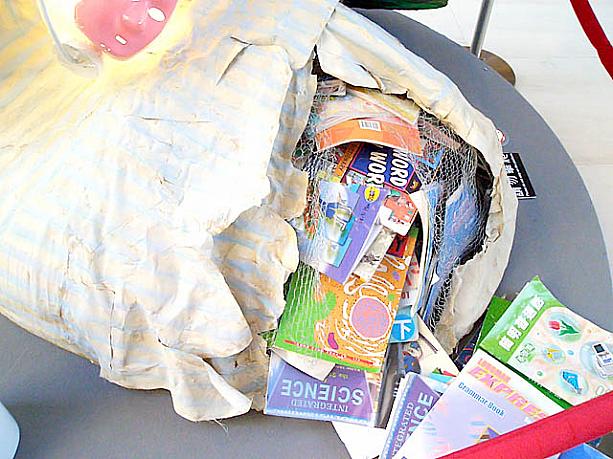 循道中学校の作品は、つま先から教科書がこぼれ落ちています。とっても学生らしいアイデアのこのクリスマスストッキングは…