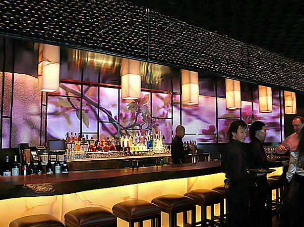NOBUはすでにニューヨークやロンドンなどにレストランのチェーン店がありますが、この香港店は日本を除くアジアで初の店舗だそうです。中に入ると、日本の伝統的、かつモダンなバーカウンターが目に入ります。