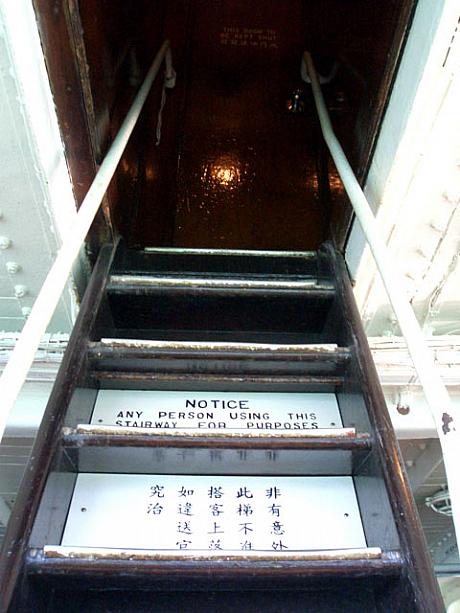 この階段はアッパーデッキへと繋がるもの。もちろん船員さんしか使えません。