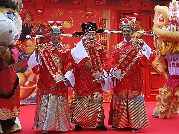 ジョッキークラブの関係者たちが中国の財神（財産を豊かにする神様）のように装ってプレスコンに参加しました。よく似合っていますね。