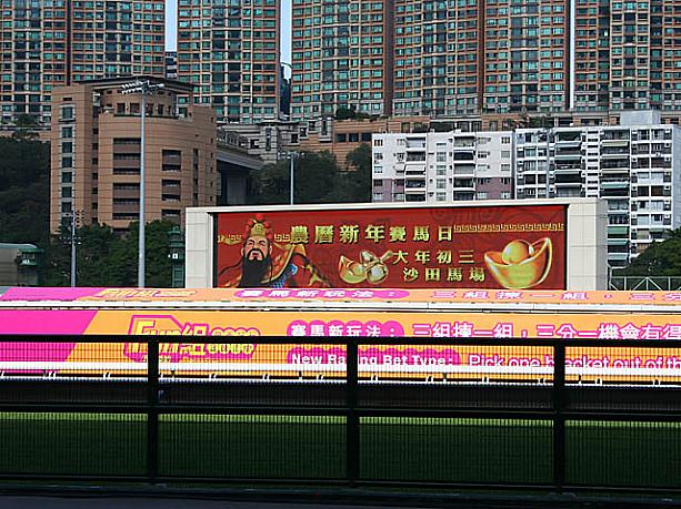 今年の旧正月レースは2月20日（火）になりますが、入場人数がおよそ去年の8万人を越えると予想されています。香港に来られる皆さんもぜひ香港にしかない旧暦新年競馬を味わって見ましょう。