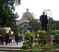 さわやかな風の吹くお昼休みです。 -中環（セントラル）、皇后像廣場（Statue Square）より