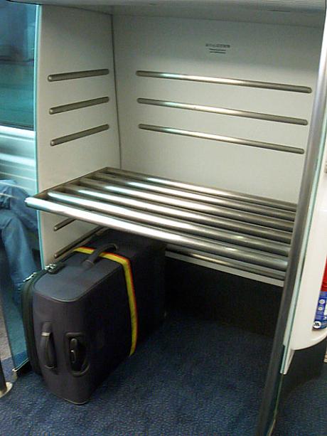 乗り込んだらまずスーツケースなどの大きな荷物は、専用の棚に収納します。各車両についていますので、目の届くところに置いてくださいね。