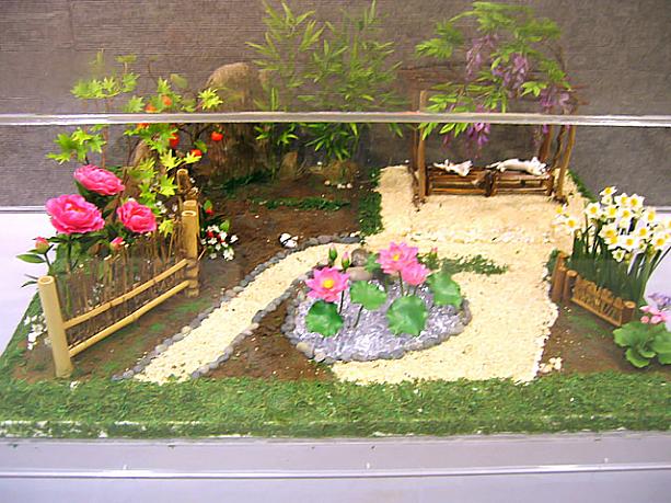 お花を作ったうえにさらにフラワーアレンジメントですね。庭まで作っちゃうんですね。なんだか難しそう…