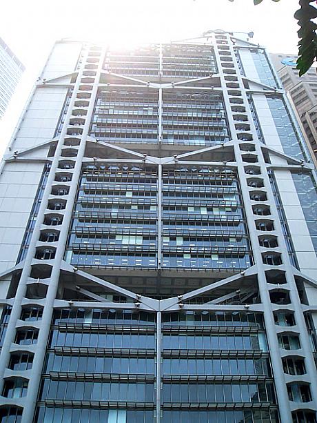 1985年に竣工したこのビルは、44階建てで178.8メートルの高さがあります。イギリス人建築家のノーマン・フォスターが設計しました。