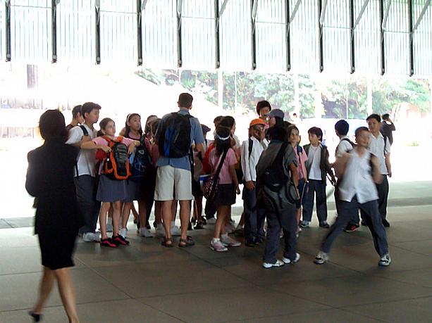 グランドフロアが反対側の道まで突き抜けている理由は、風水的で「龍の通り道」だからなんだとか。見学中の小学生もそんな話を聞いているんでしょうか。