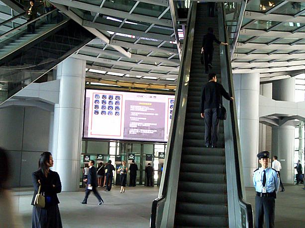 ランガムプレイスに抜かれるまでは香港一長かったエスカレーター。セキュリティの人がしっかりと不審者がいないか監視していますよー。