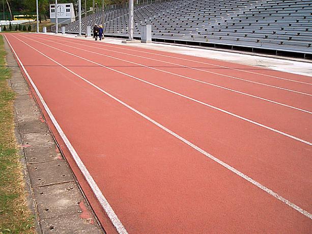 陸上用トラックは6コース。整備が行き届いています。