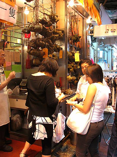 粽は塩辛い咸肉粽と、甘いかん水粽の2種類あります。