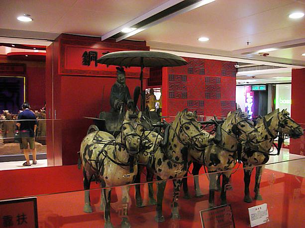 中国の兵馬傭の複製が突如ショッピングセンター内に出現。