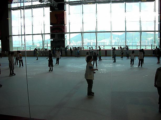 10階にある室内アイススケートリンクからは、香港島の美しい景色が一望できます。