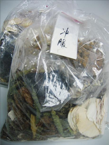 ナビのスタッフがお肌のトラブルに悩まされ、中医（中国の伝統的なお医者さん）に行って処方してもらった薬の数々。よく見ると・・・