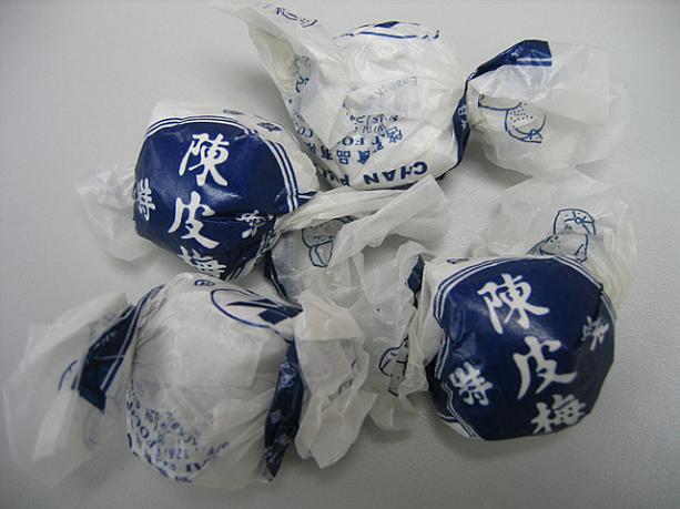 いろんな漢方が入った袋の中身を煎じて飲むのです。とっても苦いのでお口直しの飴玉も親切についています。