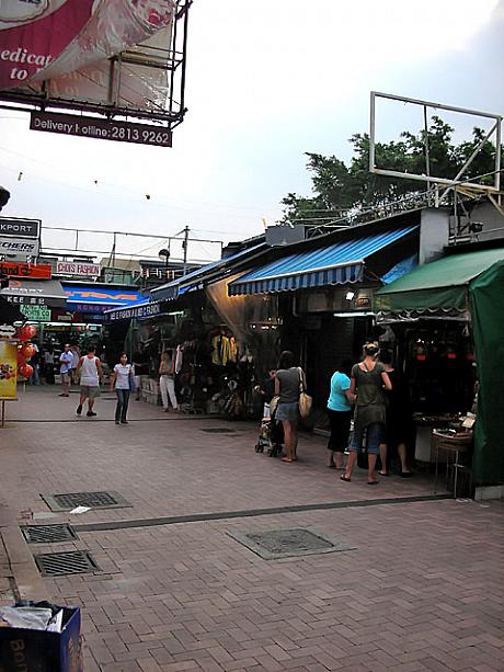 香港島南側、スタンレーマーケットは雨の日でもOKな露天街として有名。