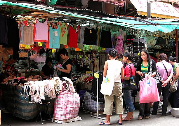 フィリピン人のメイドさんは、買い物の間におしゃれ物色中。