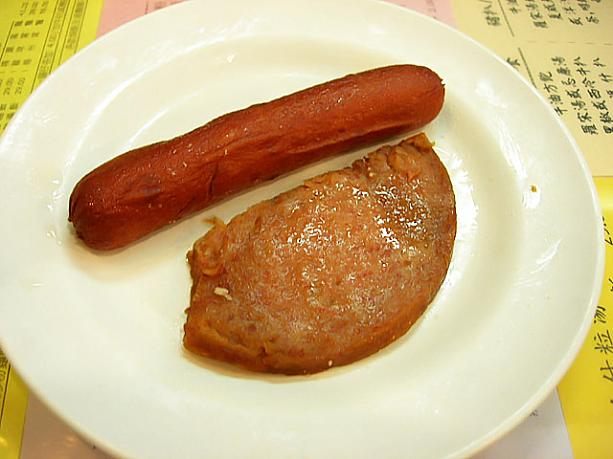 香港人の大好きな“餐肉（チャンヨッ）”と呼ばれる缶詰の肉とソーセージ。