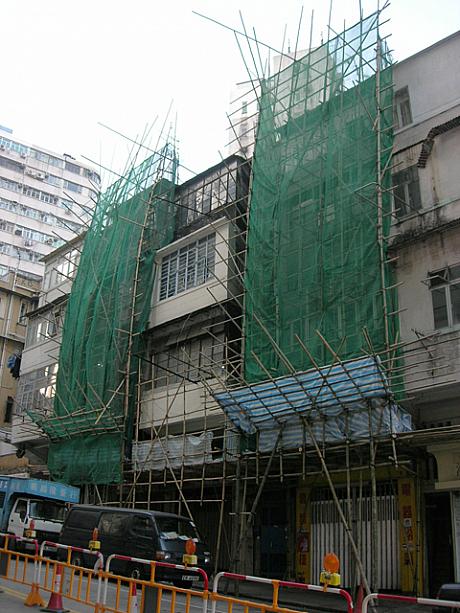 香港で街を歩いているときには、上に気をつけろといわれるほど、古い建物の壁や窓が落下する事故がよく起こるんですよ。
