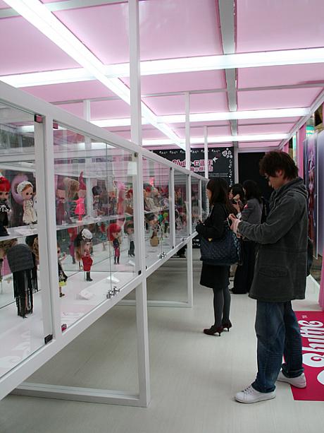 世界の58人の有名デザイナーと9人のローカルデザイナーによる競作は、ブライス復刻6周年を記念する世界巡回の展示イベント。