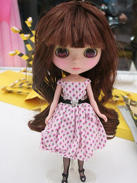 ローカルデザイナーによる長い外巻き髪がお嬢様風なブライス。