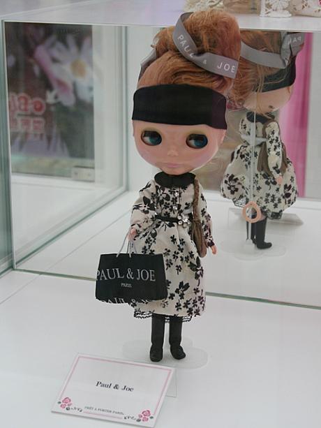 「Paul&Joe」は、ちょっとクールにショッピング中かしら？
展覧は、1/11から1/20までです。（撮影は1月11日のオープニングイベントにて）
