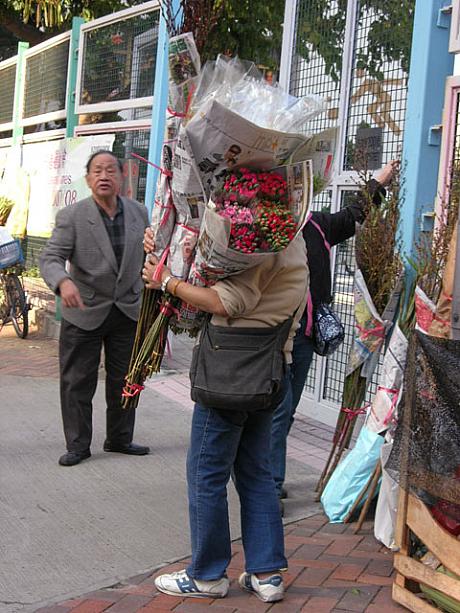 水仙や菊、蘭などの花を飾るのも習慣のひとつ。それにしても、買い込みましたねーどこに飾るんでしょ？