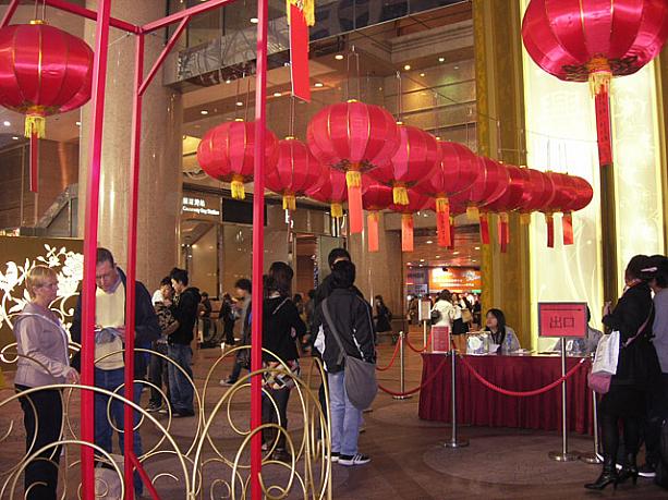 “甜甜蜜蜜元宵街”と題して、夕方5時から9時まで、伝統的な中国のおやつの露店がでています。（2/21まで。）