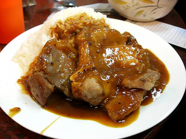 “鳳凰扒飯”。“鳳凰”とは2種類の意味で、ポーク＆ビーフステーキ、ブラックペッパーソースで、ご飯大盛もり！