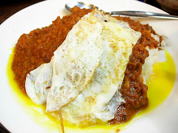 “煎蛋免治牛肉飯”は、半ナマの目玉焼きにちょっと醤油をたらして食べるのがナビおススメの食べ方。