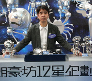 川端英樹さんのユニークな作品が12星座になって登場しました。 -旺角、ランガム・プレイスより