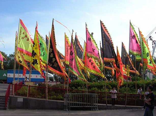 旧暦の3月23日（今年は4月28日）は、中国の海の女神“天后”の誕生日。廟では、のぼりや旗をたててお祝いします。