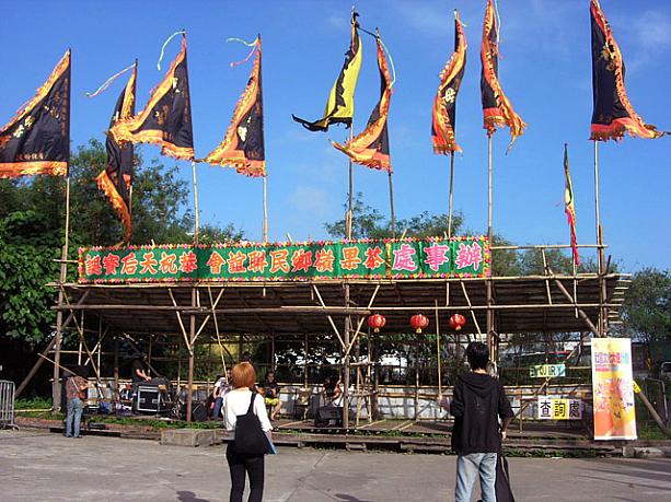比較的大きな廟では、やぐらや仮設ステージを作って中国オペラなどの催しを行い、お祭り気分を盛り上げます。