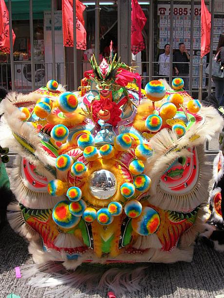 香港では旧正月や廟などのお祭り、お店の開店など、獅子舞を見かける機会もよくあります。