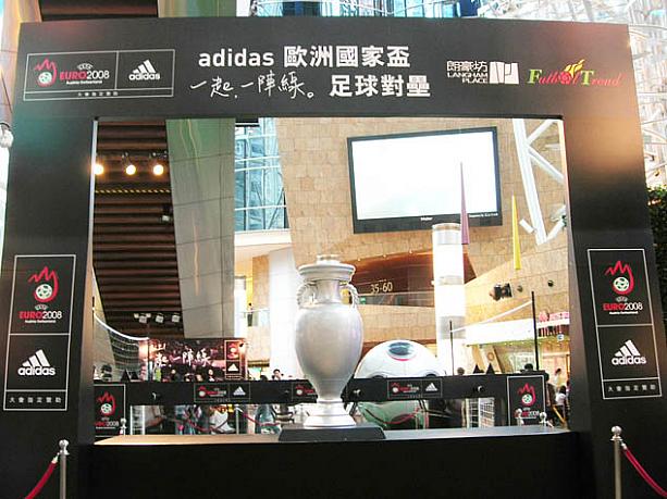 2008年ヨーロッパ杯のスポンサーが、さらに気分を盛り上げる演出を繰り広げています。