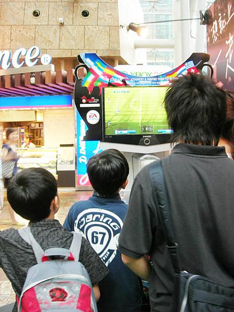 子供たちは、サッカーゲームに夢中です。