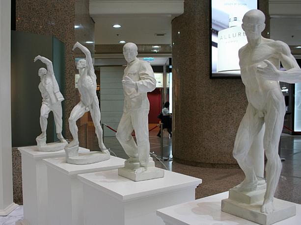 偉大な彫刻家ミロの作品をモチーフに、人民服を着せた彫刻作品。開催期間　8月19日まで　10：00〜22：00