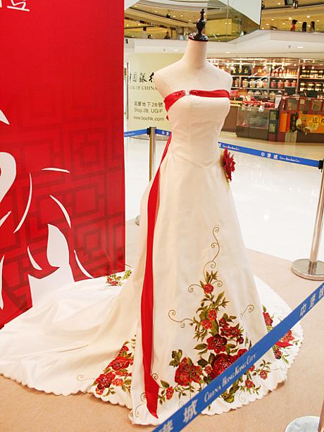 白地に赤い花の刺繍が印象的です。とてもゴージャス。この展示は、9月21日まで。