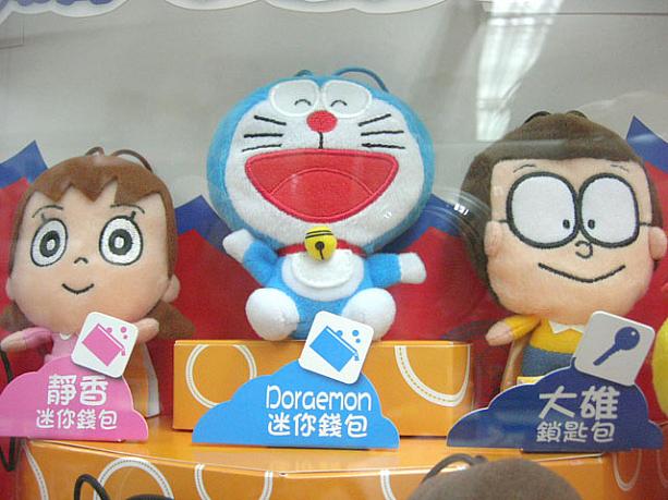 セブンイレブンでHK$20購入するともらえるクーポンを10枚集めると、ドラえもんのキャラクターの小銭入れやキーホルダーなどがもらえます。