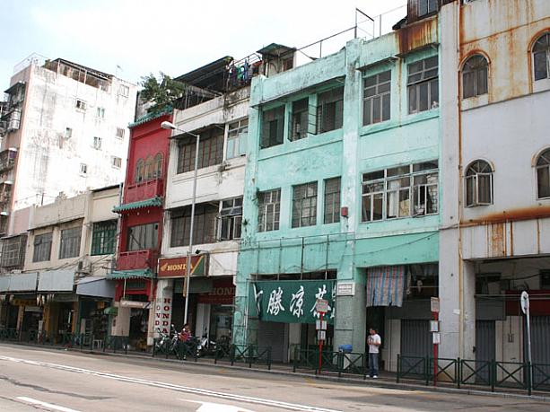 道路沿いの建物は、香港なら『唐楼（トンラウ）』というところでしょうか？カラフルなのがマカオっぽい？
