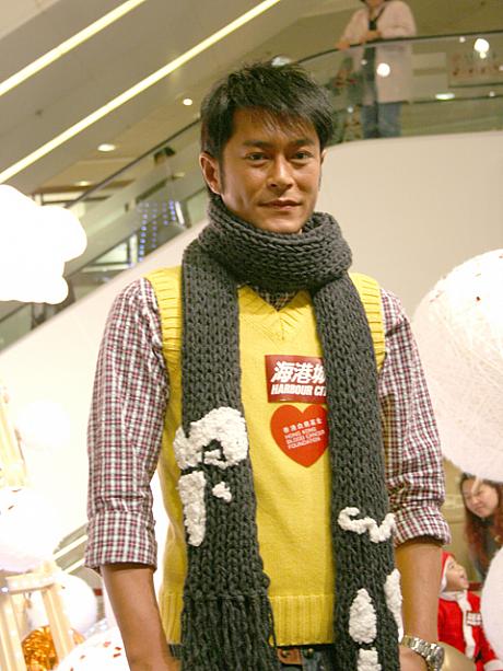 10人の一人である人気俳優の古天樂（ルイス・クー）も駆けつけ、自分のデザインマフラーの紹介と基金への協力を呼びかけました。